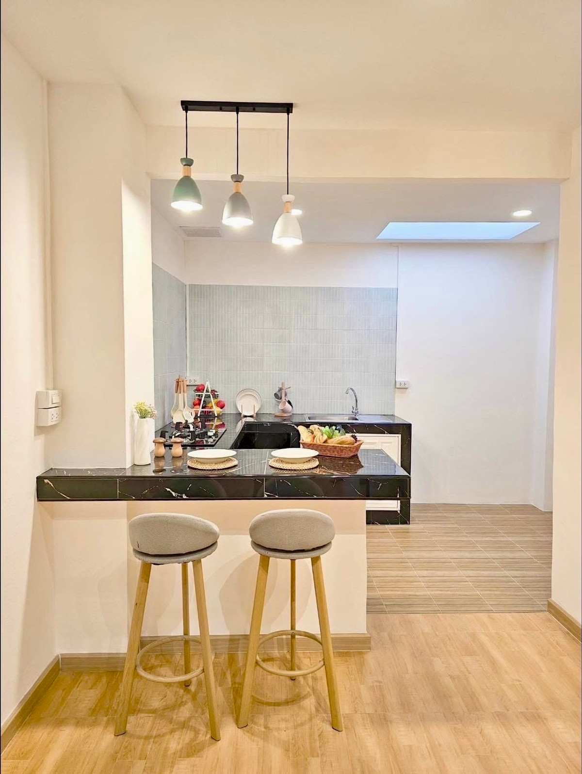 ขายทาวน์โฮมวิภาวดี ดอนเมือง หลักสี่ : ขายทาวน์เฮาส์ 2 ชั้น รีโนเวทใหม่ ติดถนนวิภาวดี–ดอนเมือง | 17.5 ตร.วา | ใกล้สนามบินดอนเมือง ราคาสุดคุ้ม ทาวน์เฮาส์ทำเลหายาก “ติดถนนใหญ่” วิภาวดี–ดอนเมือง รีโนเวทใหม่ พร้อมเข้าอยู่