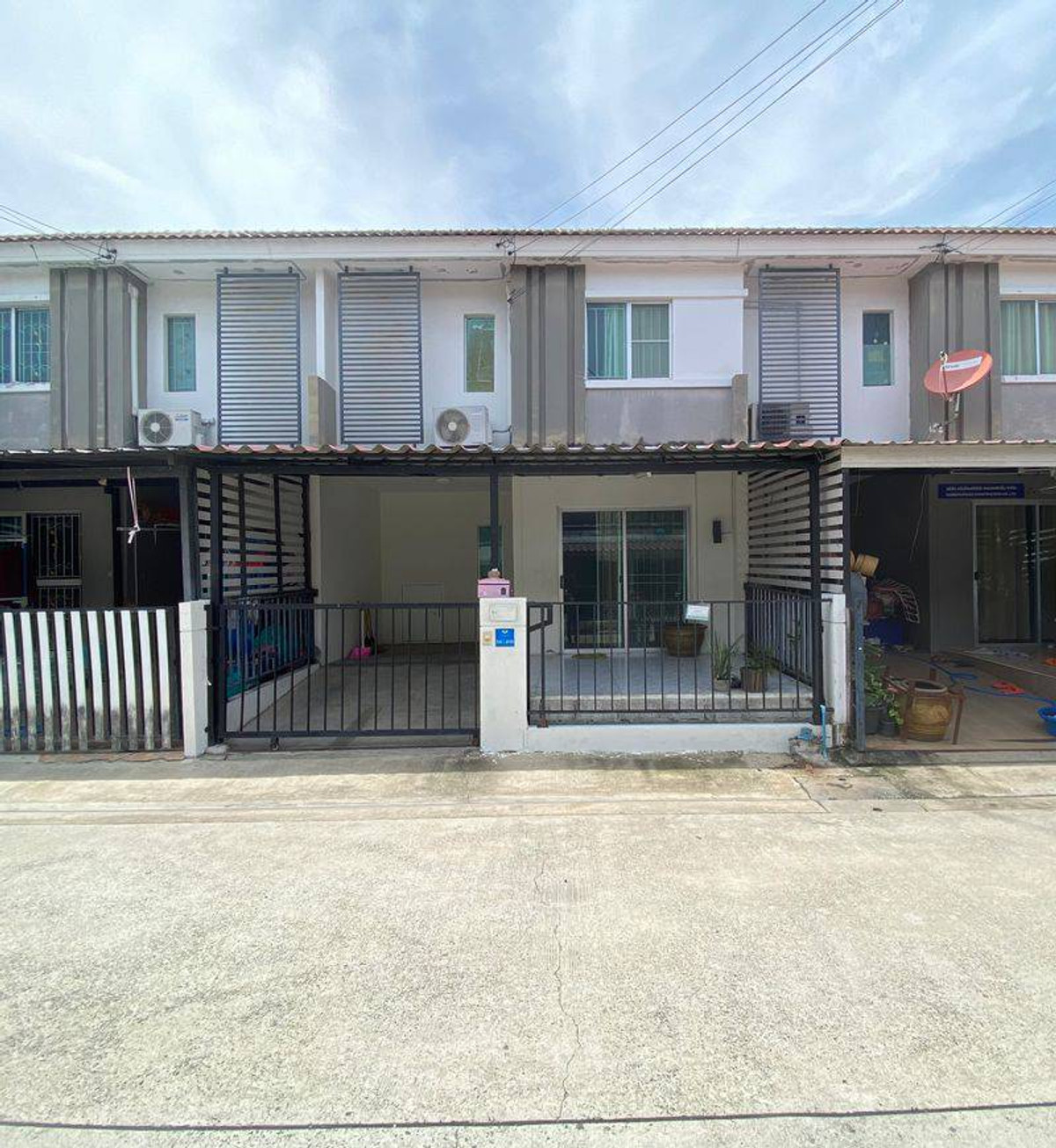 For RentTownhomeLadkrabang, Suwannaphum Airport : 📍 Available 21/11/68 Pruksa Village 86 (18 sq m. / 110 sq m.) Sriwaree Noi Road, Soi Lat Krabang 54 Pruksa Village 86 面积 18 平方哇 / 使用面积 110 Opened in the morning，Sriwaree Noi 路，Lat Krabang 54 巷 😻😁Pet Friend