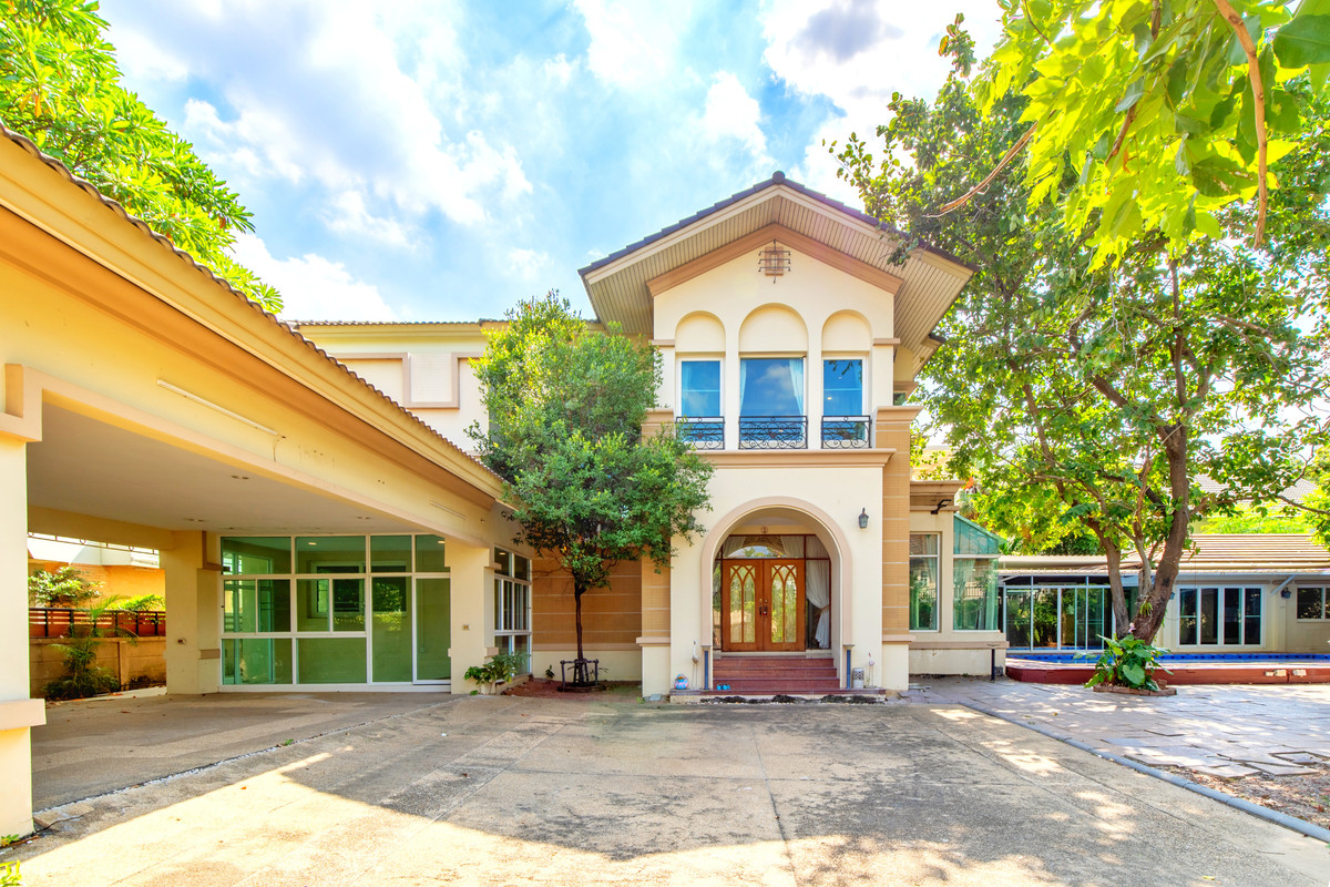 ขายบ้านพระราม 5 ราชพฤกษ์ บางกรวย : ขายบ้านหรู 2 ชั้นม. Q House Avenue  พระราม5 เนื้อที่ 231.5  ตร.ว.พื้นที่ใช้สอย 466  ตรม. 5 ห้องนอน 5ห้องน้ำ พร้อมเรือนรับรอง และสระว่ายน้ำ ใกล้ทางด่วนศรีรัช     