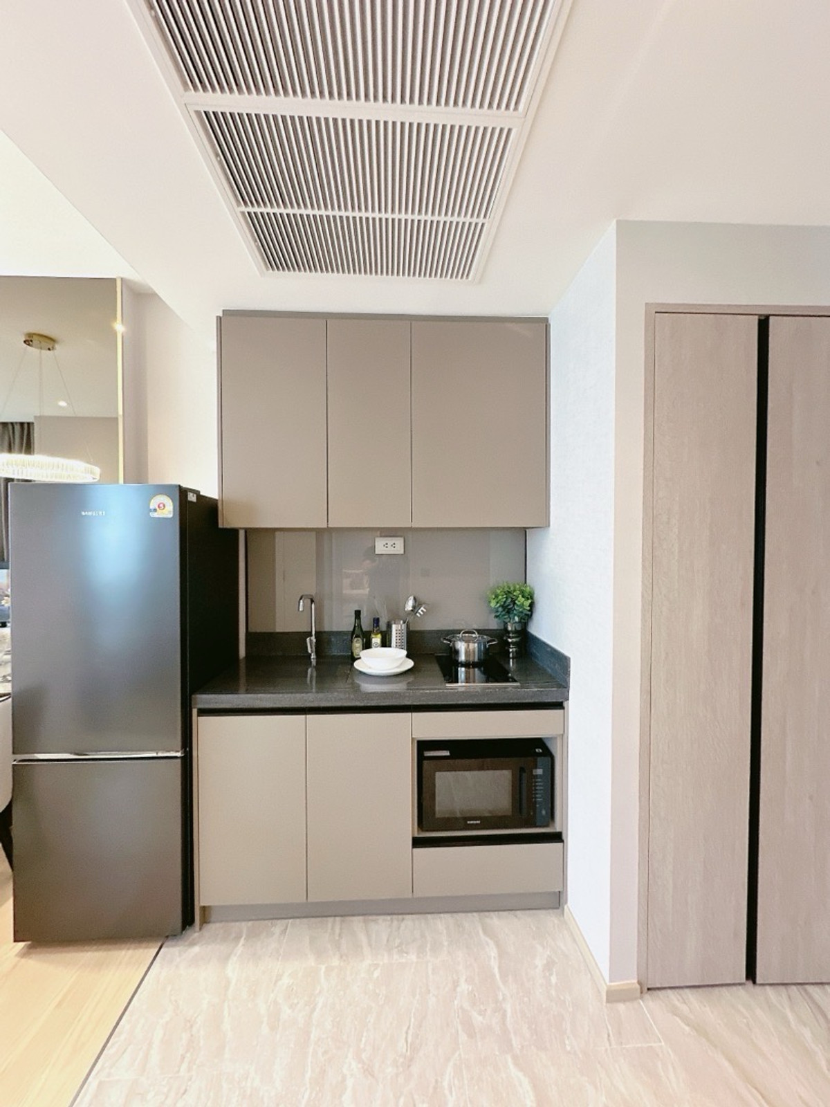 ขายคอนโดพระราม 9 เพชรบุรีตัดใหม่ RCA : 𝐀𝐒𝐇𝐓𝐎𝐍 𝐀𝐒𝐎𝐊𝐄 𝐑𝐀𝐌𝐀𝟗 𝟑𝟖 𝐒.𝐪.𝐦 ฟรีทุกค่าใช่จ่าย ผ่อนสบายๆ 𝟏𝟗,𝟗𝟎𝟎/เดือน ฟรีเงินดาวน์ ฟรีค่าโอน ฟรีค่าส่วนกลาง ฟรีเงินกองทุน 