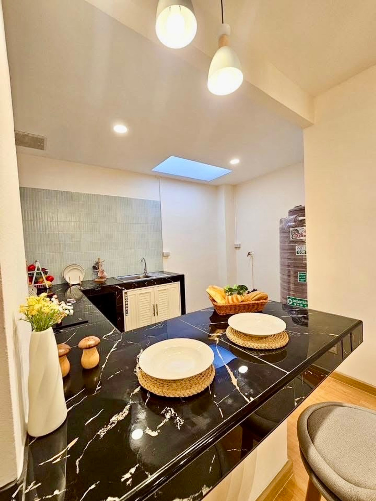 ขายทาวน์โฮมวิภาวดี ดอนเมือง หลักสี่ : ขายทาวน์เฮาส์ 2 ชั้น รีโนเวทใหม่ ติดถนนวิภาวดี–ดอนเมือง | 17.5 ตร.วา | ใกล้สนามบินดอนเมือง ราคาสุดคุ้ม ทาวน์เฮาส์ทำเลหายาก “ติดถนนใหญ่” วิภาวดี–ดอนเมือง รีโนเวทใหม่ พร้อมเข้าอยู่