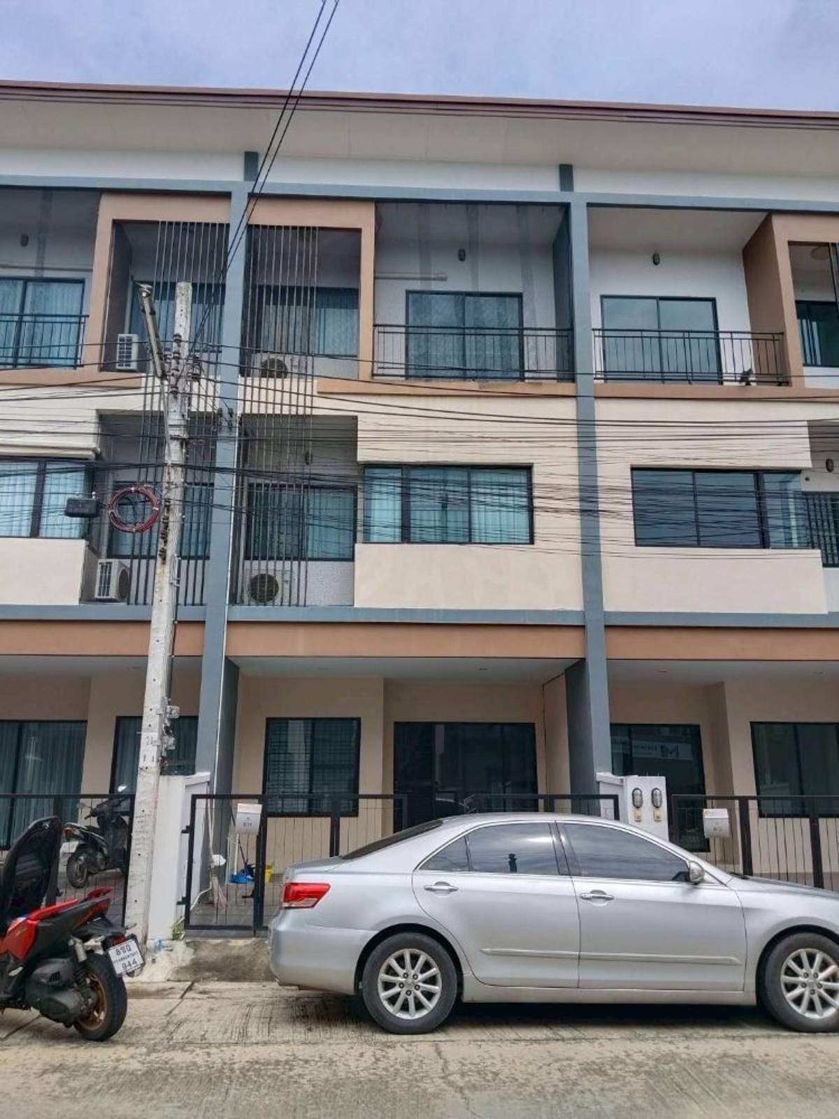 For SaleTownhomeMin Buri, Romklao : 3-story townhome for sale, City Plus Village, Nong Chok, 3 bedrooms, 3 bathrooms, Phadungphan Rd., next to Nong Chok Fresh Market. Cheap price in this area
