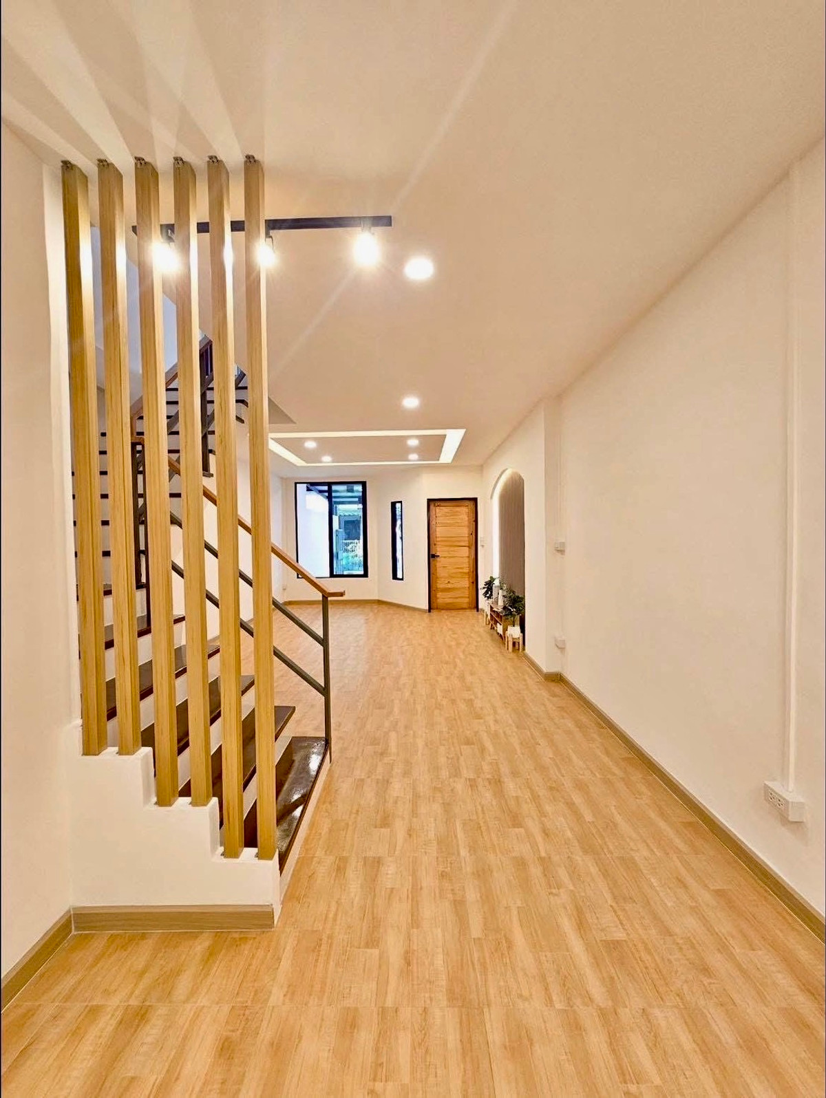 ขายทาวน์โฮมวิภาวดี ดอนเมือง หลักสี่ : ขายทาวน์เฮาส์ 2 ชั้น รีโนเวทใหม่ ติดถนนวิภาวดี–ดอนเมือง | 17.5 ตร.วา | ใกล้สนามบินดอนเมือง ราคาสุดคุ้ม ทาวน์เฮาส์ทำเลหายาก “ติดถนนใหญ่” วิภาวดี–ดอนเมือง รีโนเวทใหม่ พร้อมเข้าอยู่