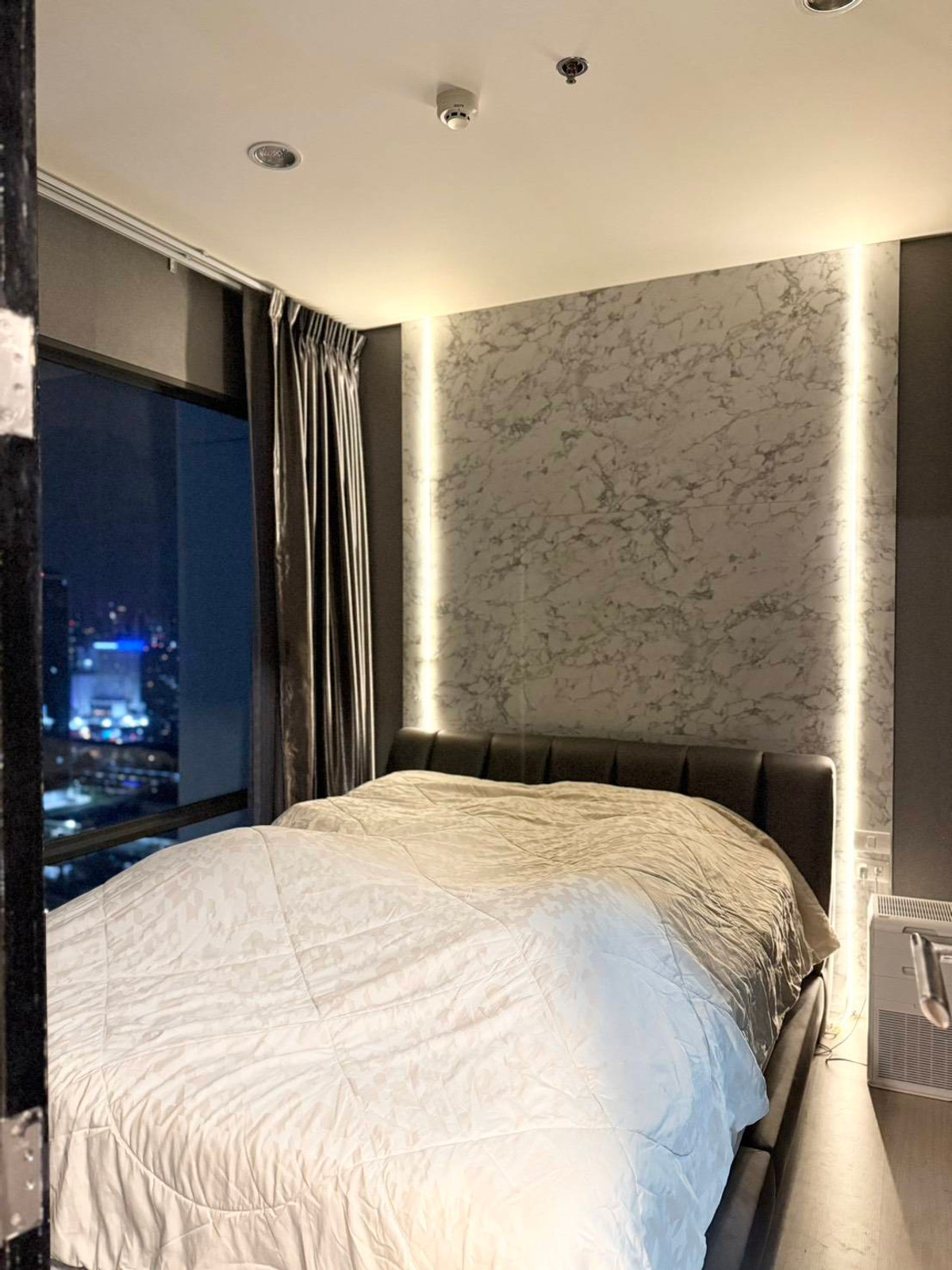 For SaleCondoRama9, Petchburi, RCA : 🏠 Condo for Sale: Rhythm Asoke 1 🚇 Only 300 m to MRT Rama 9 🛍️ Walking distance to Central Rama 9 – super convenient  🛏️ Bed facing south 🌆 Enjoy beautiful Bangkok city views