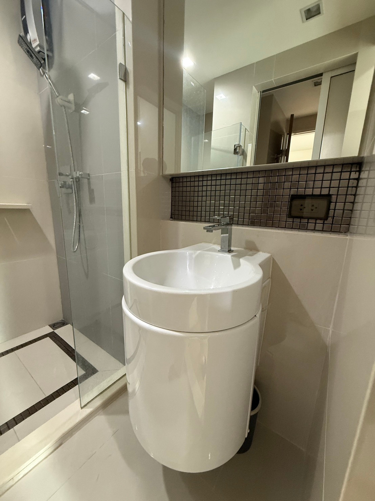 For RentCondoOnnut, Udomsuk : Rhythm Sukhumvit 50 for rent only 20,000 Baht/month 35 sqm 1bedroom 1 bathroom floor 14th Tel:0838824256