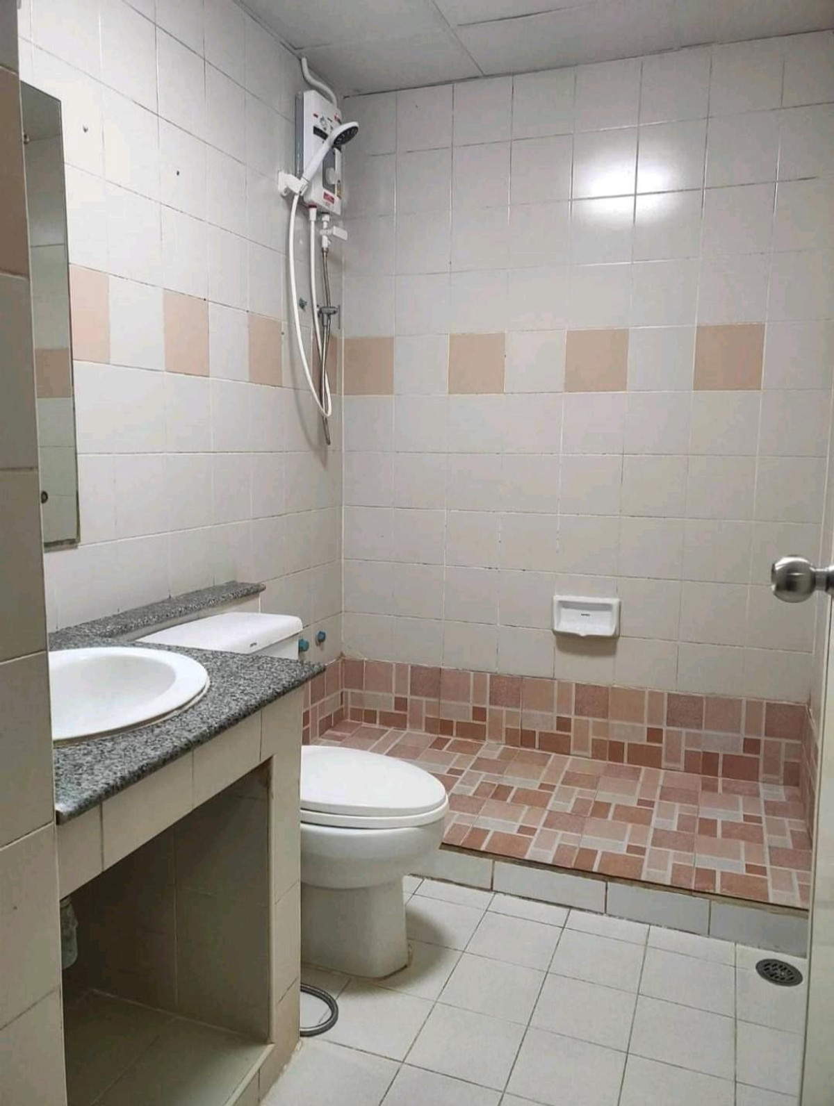 ขายทาวน์โฮมพุทธมณฑล ศาลายา : ขายด่วนมาก! ปรับลดเหลือ 2.69 ล้าน
ทาวน์เฮ้าส์ 3 ชั้น พุทธมณฑลสาย2  เนื้อที่20.3ตร.ว.บ้านแข็งแรงสภาพดีมาก ใกล้ตลาดสี่แยกทศกัณฑ์, ตลาดธนบุรี2  ใกล้ถนนตัดใหม่ศิริราชพรานนก-สาย4 