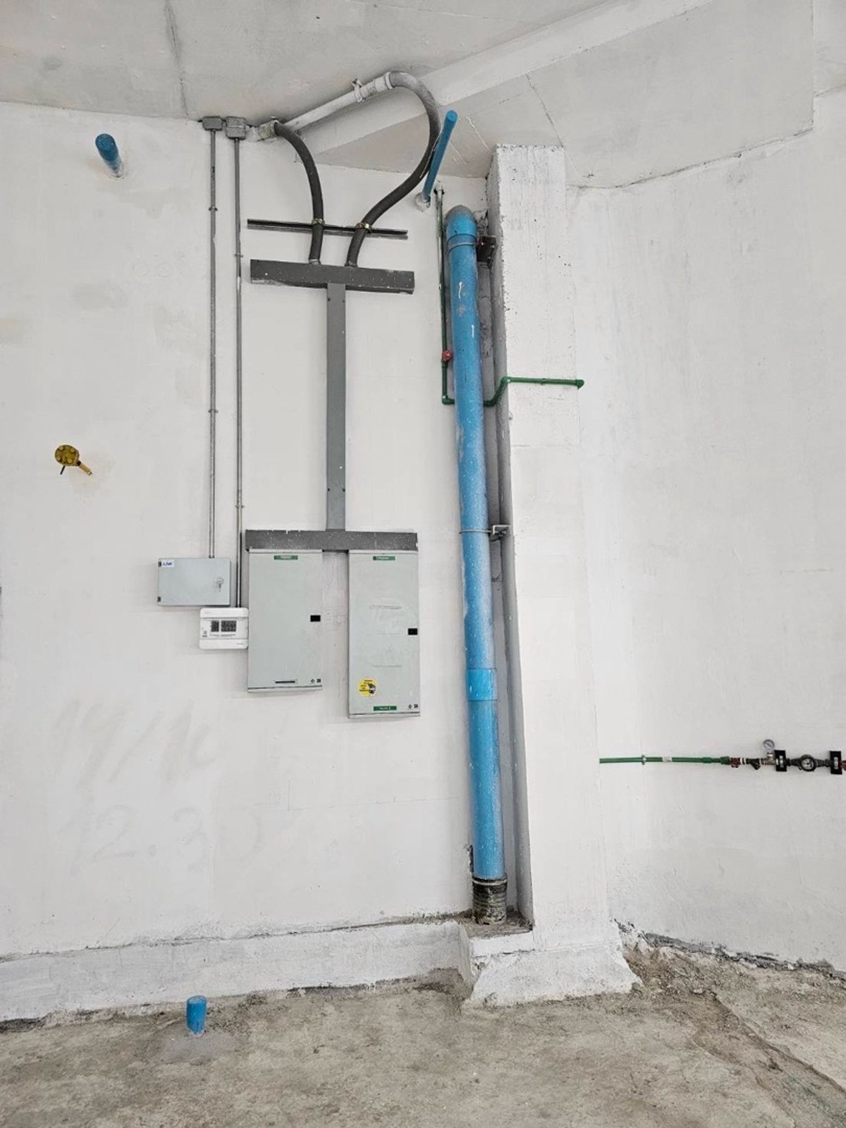 For RentRetail SpaceOnnut, Udomsuk : Rental area 194.20 square meters, next to the main road, Phra Khanong, Sukhumvit, good location, next to BTS, has parking.