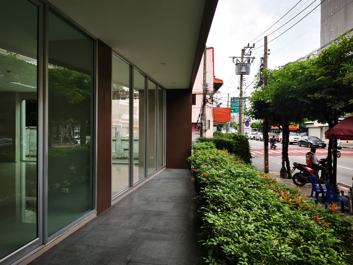 For RentShop HouseSapankwai,Jatujak : Retail Space for Rent - Ground Floor at Saphan Khwai-Pradiphat Rd.