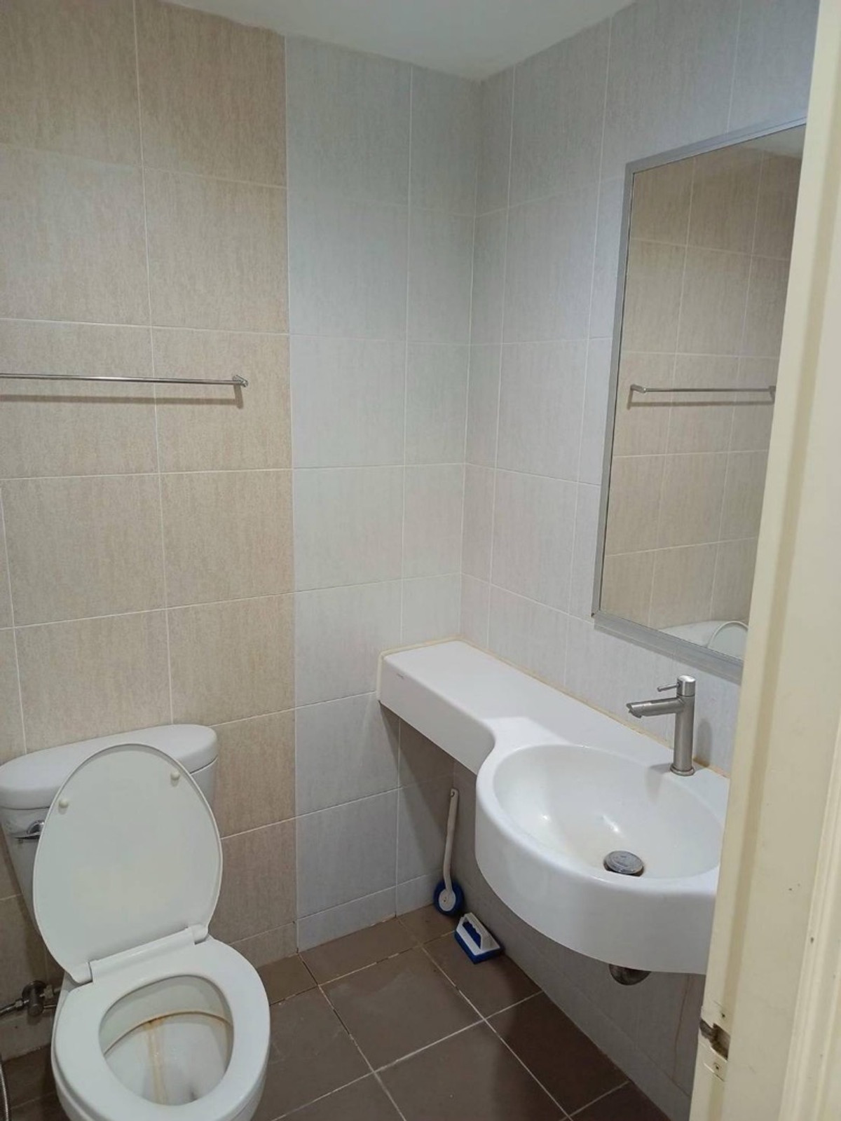 For RentCondoOnnut, Udomsuk : Condo for rent Lumpini Ville Sukhumvit 77 Phase 2 3rd floor, swimming pool view Located near On Nut BTS, convenient travel, next to Sukhumvit Road. Plenty of food near the condo. Complete with furniture and electrical appliances, ready to move in, price 9