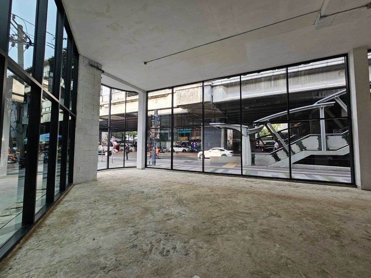 For RentRetail SpaceOnnut, Udomsuk : Rental area 194.20 square meters, next to the main road, Phra Khanong, Sukhumvit, good location, next to BTS, has parking.