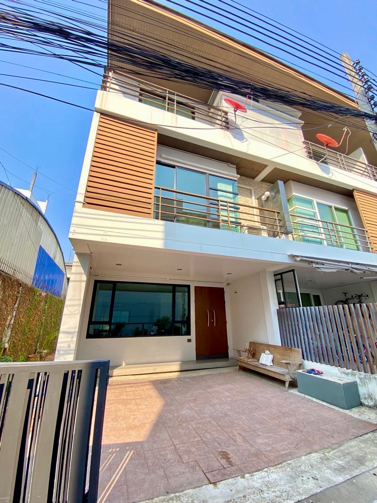 ขายทาวน์โฮมลาดพร้าว101 แฮปปี้แลนด์ : ขายทาวน์โฮมหรู 3 ชั้น (หลังริม) โพธิ์แก้วเพลส ลาดพร้าว 101 – นวมินทร์ | หลังใหญ่ 32 ตร.วา | ทำเลปากซอย เดินทางสะดวก เหมาะทั้งอยู่อาศัยและทำโฮมออฟฟิศ