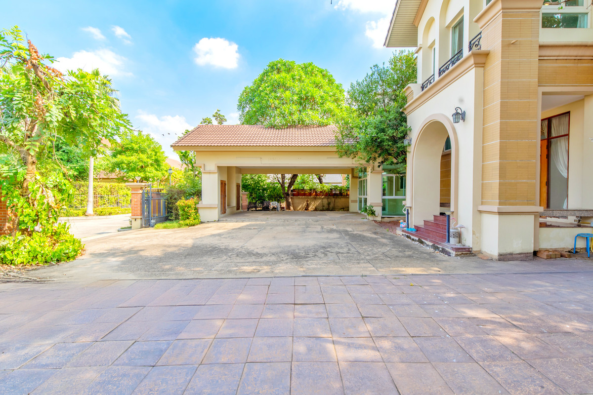 For SaleHouseRama5, Ratchapruek, Bangkruai : 2-storey luxury house for sale, Q House Avenue, Rama 5, area 231.5 sq m, usable area 466 sq m., 5 bedrooms, 5 bathrooms, with guest house. and swimming pool Near Si Rat Expressway