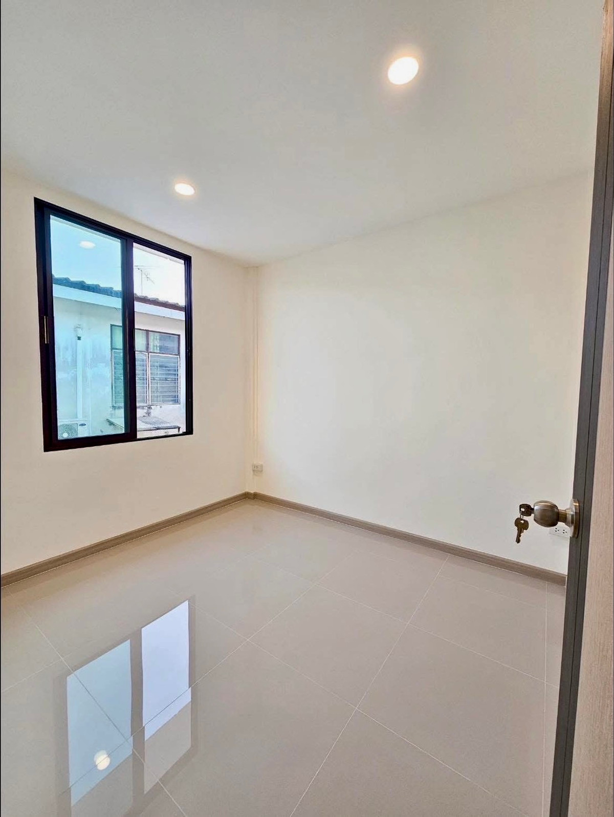 ขายทาวน์โฮมวิภาวดี ดอนเมือง หลักสี่ : ขายทาวน์เฮาส์ 2 ชั้น รีโนเวทใหม่ ติดถนนวิภาวดี–ดอนเมือง | 17.5 ตร.วา | ใกล้สนามบินดอนเมือง ราคาสุดคุ้ม ทาวน์เฮาส์ทำเลหายาก “ติดถนนใหญ่” วิภาวดี–ดอนเมือง รีโนเวทใหม่ พร้อมเข้าอยู่