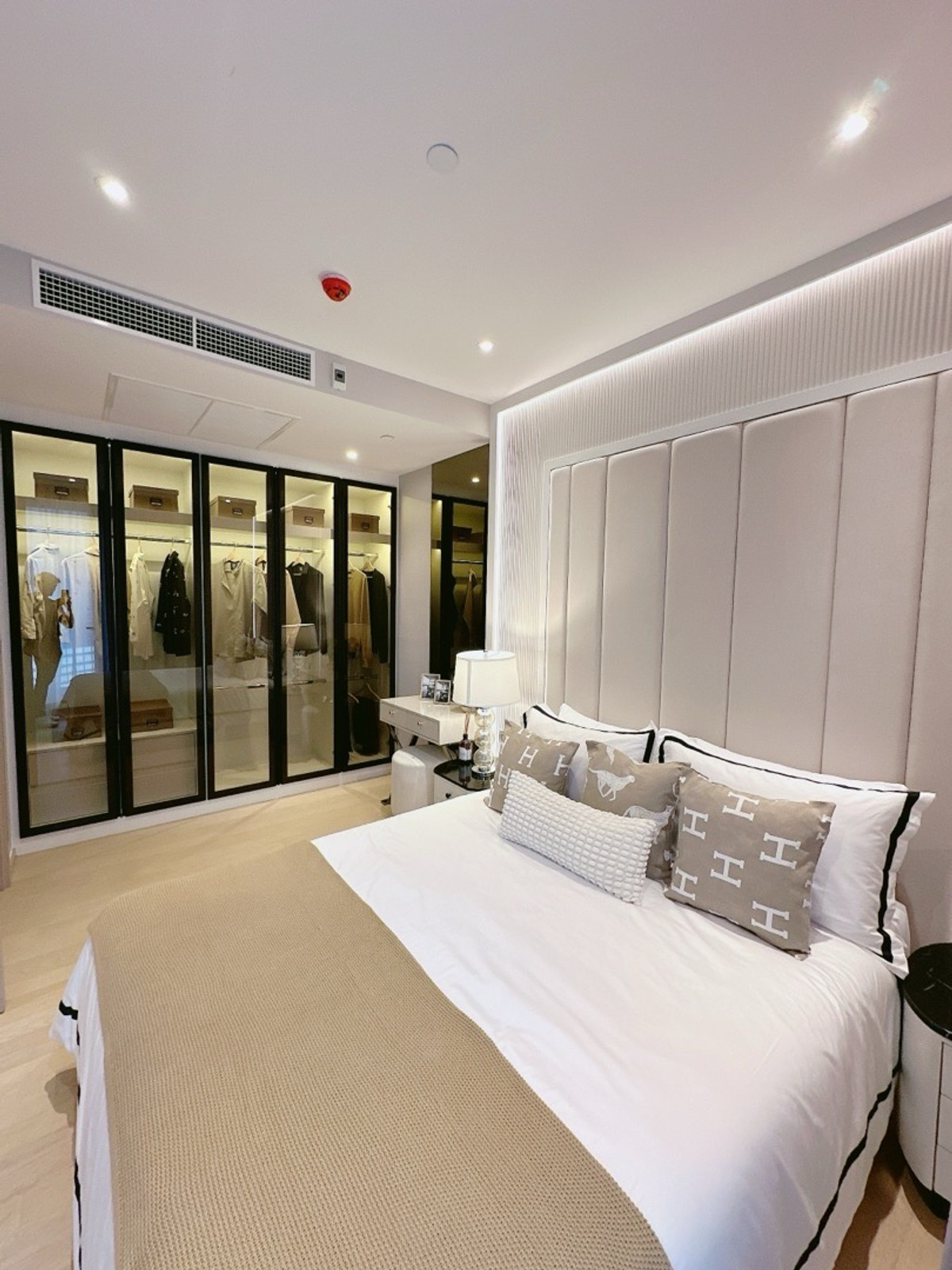 ขายคอนโดพระราม 9 เพชรบุรีตัดใหม่ RCA : 𝐀𝐒𝐇𝐓𝐎𝐍 𝐀𝐒𝐎𝐊𝐄 𝐑𝐀𝐌𝐀𝟗 𝟑𝟖 𝐒.𝐪.𝐦 ฟรีทุกค่าใช่จ่าย ผ่อนสบายๆ 𝟏𝟗,𝟗𝟎𝟎/เดือน ฟรีเงินดาวน์ ฟรีค่าโอน ฟรีค่าส่วนกลาง ฟรีเงินกองทุน 