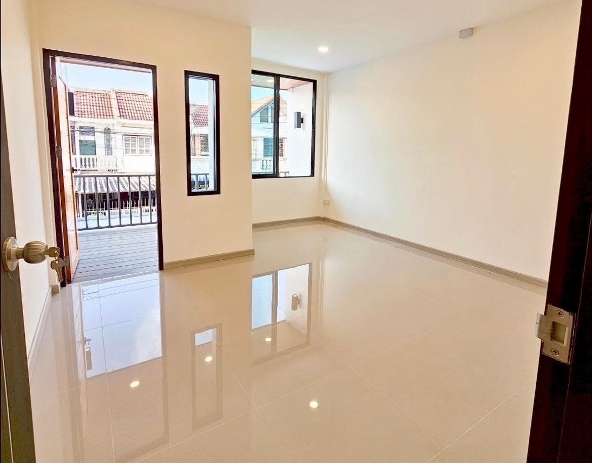 ขายทาวน์โฮมวิภาวดี ดอนเมือง หลักสี่ : ขายทาวน์เฮาส์ 2 ชั้น รีโนเวทใหม่ ติดถนนวิภาวดี–ดอนเมือง | 17.5 ตร.วา | ใกล้สนามบินดอนเมือง ราคาสุดคุ้ม ทาวน์เฮาส์ทำเลหายาก “ติดถนนใหญ่” วิภาวดี–ดอนเมือง รีโนเวทใหม่ พร้อมเข้าอยู่