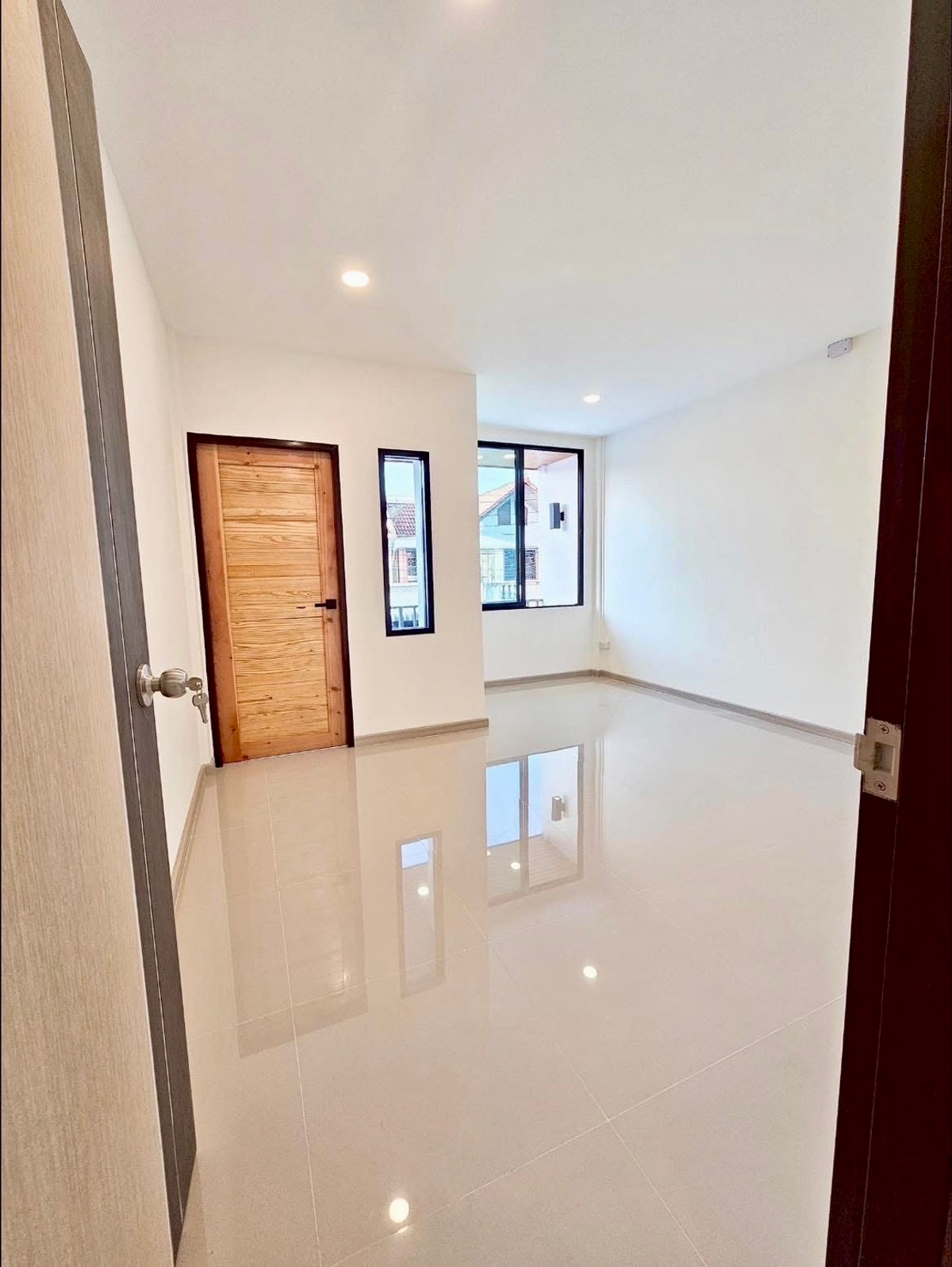 ขายทาวน์โฮมวิภาวดี ดอนเมือง หลักสี่ : ขายทาวน์เฮาส์ 2 ชั้น รีโนเวทใหม่ ติดถนนวิภาวดี–ดอนเมือง | 17.5 ตร.วา | ใกล้สนามบินดอนเมือง ราคาสุดคุ้ม ทาวน์เฮาส์ทำเลหายาก “ติดถนนใหญ่” วิภาวดี–ดอนเมือง รีโนเวทใหม่ พร้อมเข้าอยู่