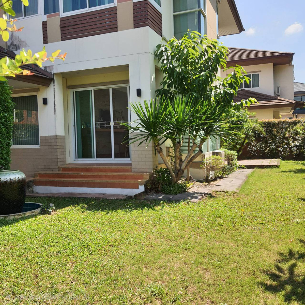 ขายบ้านพุทธมณฑล ศาลายา : ลดพิเศษสุดๆ บ้านเดี่ยว 2 ชั้น (แปลงหัวมุม) ใกล้ถนนบรมราชชนนี หมู่บ้านบุษราคัม เรสซิเดนซ์