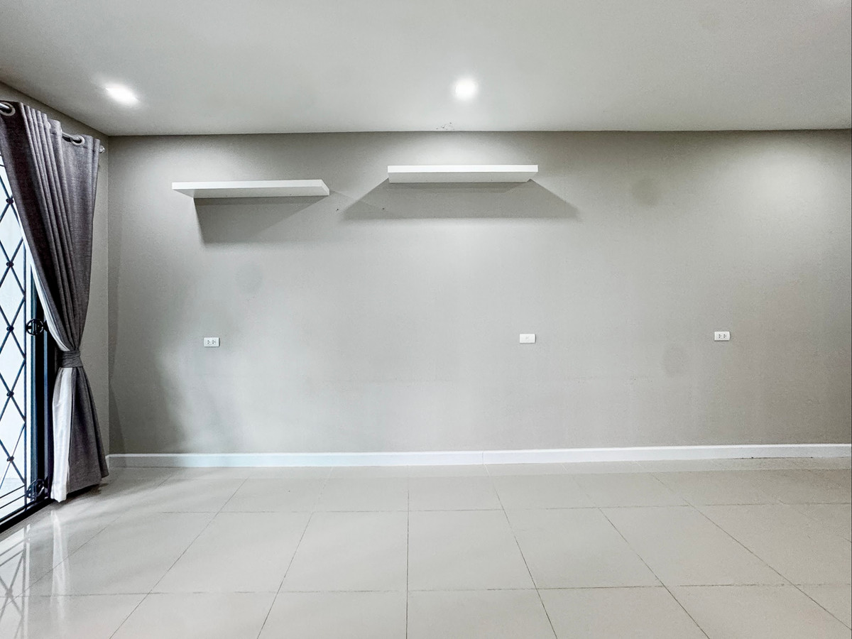 For SaleTownhomeNawamin, Ramindra : For Sale: Modern 3-Storey Townhome | Fully Extended, Like-New Condition | 4 Bedrooms | Prime Location Near Expressway