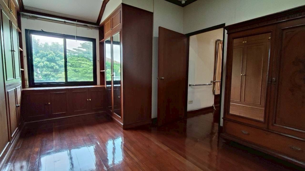 ให้เช่าบ้านพัฒนาการ ศรีนครินทร์ : 🏡 ให้เช่าบ้านเดี่ยวหลังใหญ่ – ซอยกรุงเทพกรีฑา 8เหมาะสำหรับพักอาศัยหรือทำ โฮมออฟฟิศบนพื้นที่ใหญ่ถึง 1 ไร่ พื้นที่ใช้สอยกว้างขวาง