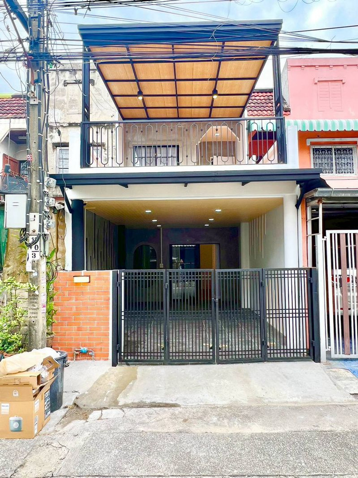 For SaleTownhomeMin Buri, Romklao : 2-story townhouse for sale, Preecha Village 11, Minburi, near the BTS Setthabutbamphen Station, area 16.5 square meters, 2 bedrooms, Ramintra Road, Minburi Subdistrict, Minburi District, Bangkok.