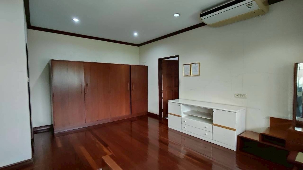 ให้เช่าบ้านพัฒนาการ ศรีนครินทร์ : 🏡 ให้เช่าบ้านเดี่ยวหลังใหญ่ – ซอยกรุงเทพกรีฑา 8เหมาะสำหรับพักอาศัยหรือทำ โฮมออฟฟิศบนพื้นที่ใหญ่ถึง 1 ไร่ พื้นที่ใช้สอยกว้างขวาง