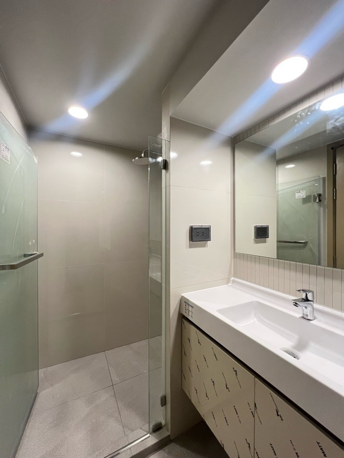 For RentCondoSiam Paragon ,Chulalongkorn,Samyan : Condo near Chula, 1 bedroom, 38 sq m., high floor, fully furnished, ready to move in, Culture Chula, near MRT Samyan 350 m., opposite the Thai Red Cross Statue. Make an appointment to see the actual room. Call 062-339-3663