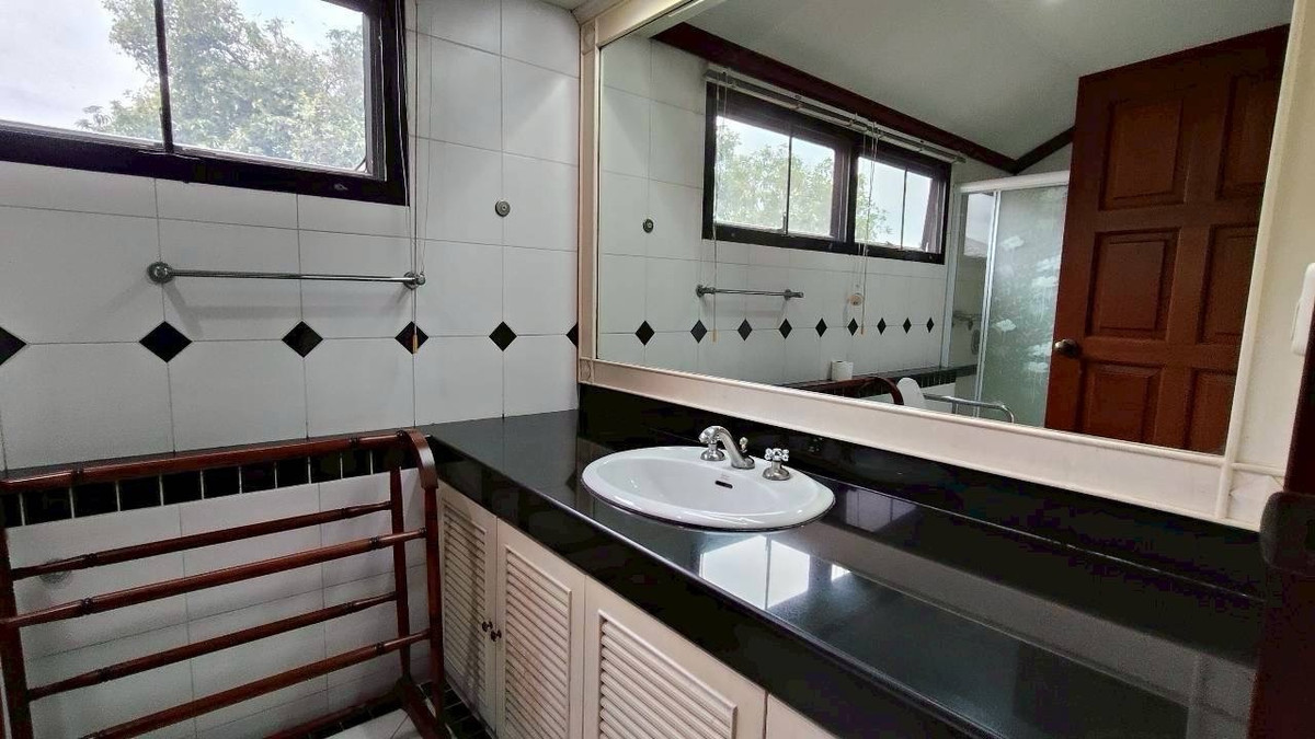 ให้เช่าบ้านพัฒนาการ ศรีนครินทร์ : 🏡 ให้เช่าบ้านเดี่ยวหลังใหญ่ – ซอยกรุงเทพกรีฑา 8เหมาะสำหรับพักอาศัยหรือทำ โฮมออฟฟิศบนพื้นที่ใหญ่ถึง 1 ไร่ พื้นที่ใช้สอยกว้างขวาง