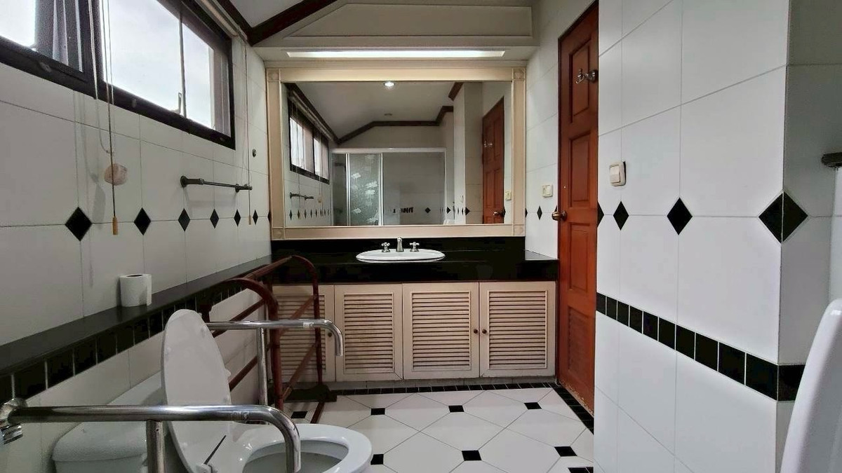 ให้เช่าบ้านพัฒนาการ ศรีนครินทร์ : 🏡 ให้เช่าบ้านเดี่ยวหลังใหญ่ – ซอยกรุงเทพกรีฑา 8เหมาะสำหรับพักอาศัยหรือทำ โฮมออฟฟิศบนพื้นที่ใหญ่ถึง 1 ไร่ พื้นที่ใช้สอยกว้างขวาง