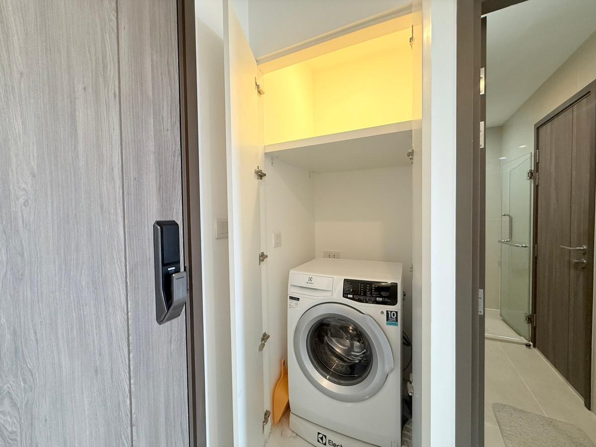 For RentCondoOnnut, Udomsuk : Rare unit at Ideo Mobi 66 💙 High floor with a stunning city view 🌆 Only 18,000 THB, ready to move in!