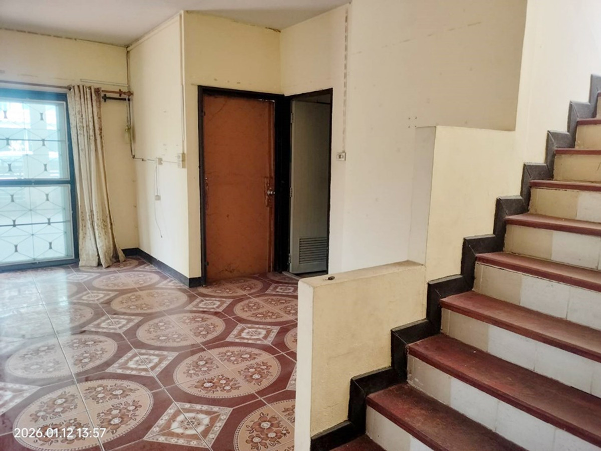 For SaleTownhomePathum Thani,Rangsit, Thammasat : Townhouse for sale, 2-story corner room, Pruksa 9, Soi 4, Rangsit-Khlong 3, size 20.9 sq m., 3 bedrooms, 2 bathrooms, newly renovated, addition to fill the surrounding terrace, kitchen, parking, price 1,450,000.-, free loan, if interested contact 085-550-