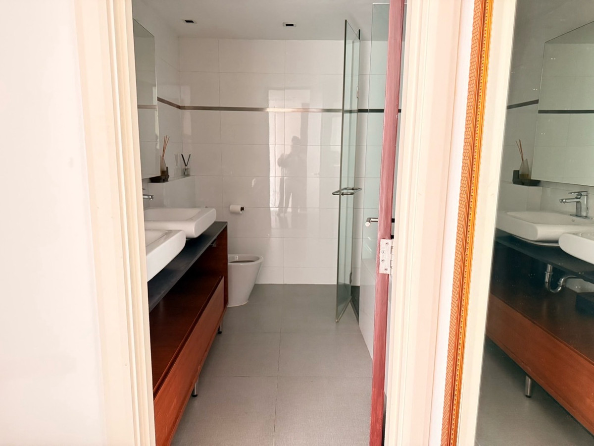 ให้เช่าคอนโดอารีย์ อนุสาวรีย์ : For Rent 3-Bedroom Pet Friendly Condo 