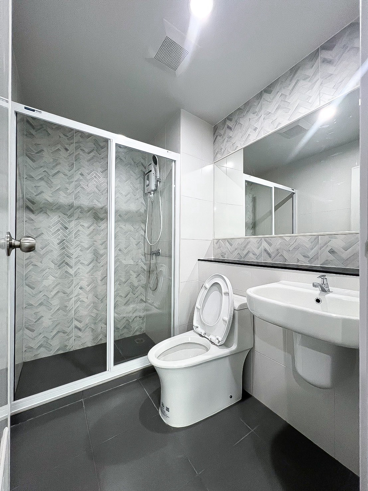 For RentCondoBangna, Bearing, Lasalle : Regent Home Bangna (Regent Home Bangna) 1 bedroom, 1 bathroom, size 28 sq m, 25th floor, Building B, rental price 11000 baht per month.