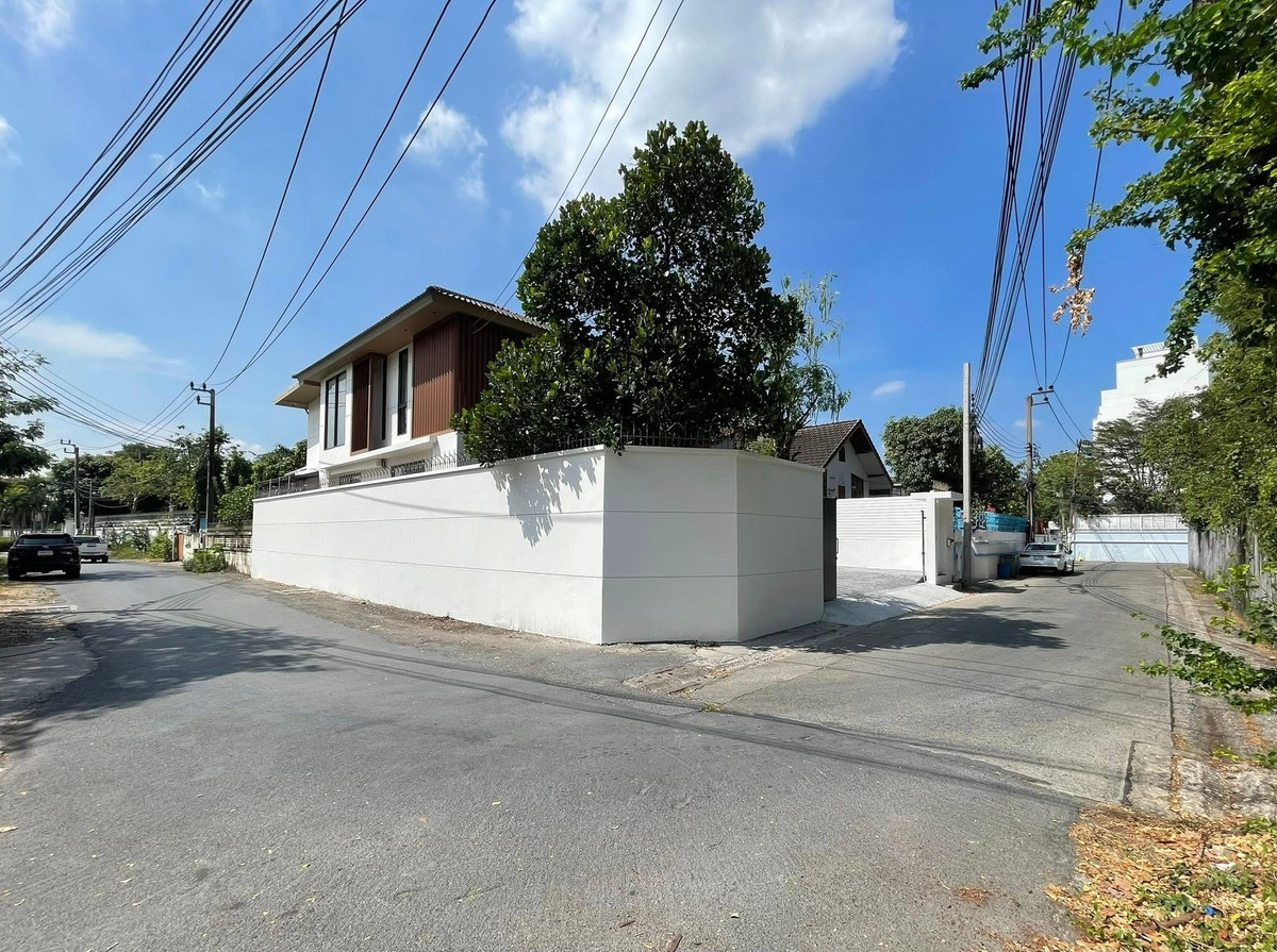 For SaleHouseOnnut, Udomsuk : 💙💛Luxury single house, prime location 📍Pridi Banomyong 42 ✨❤️There is a downstairs bedroom for the elderly.