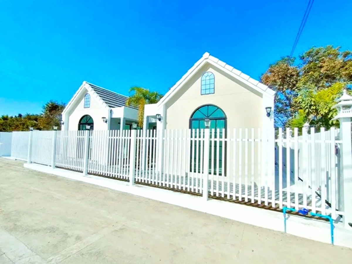 For RentHouseChiang Mai : Yuwa Subdistrict Municipality 1.8km. WatPhraChaoSongOng 500m. Single-story English cottage-style hou