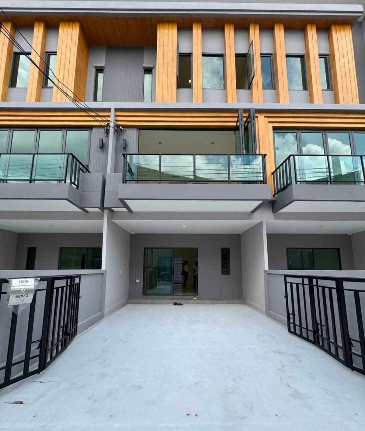 For RentHouseLadkrabang, Suwannaphum Airport : Townhome for rent, Igent Rama 9, near the expressway, accepts pets, can register a company.