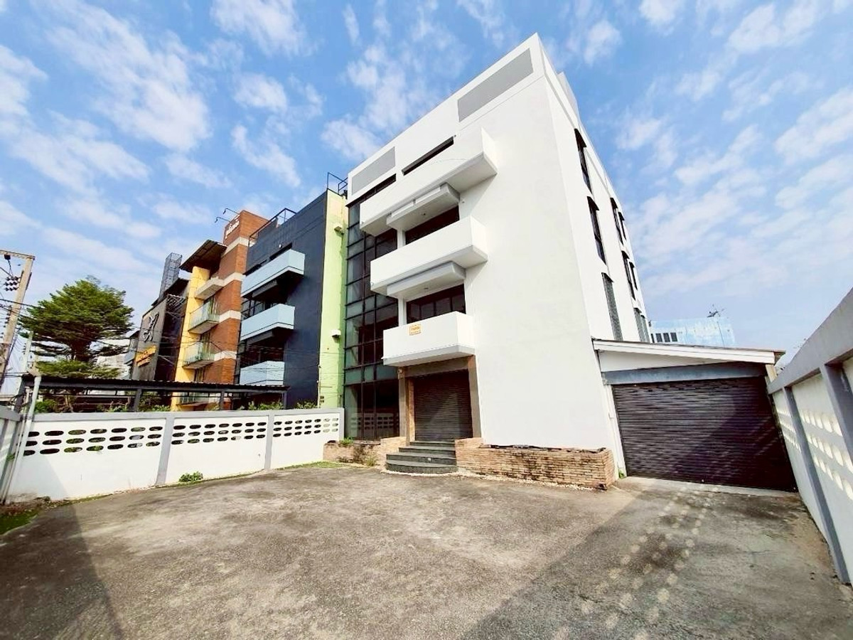 For RentHome OfficeVipawadee, Don Mueang, Lak Si : 🌟Home Office building near Don Mueang Airport Thai Airways kitchen, 440 sq m, 88 sq m, parking for approximately 10 cars, 4 floors, corner unit.