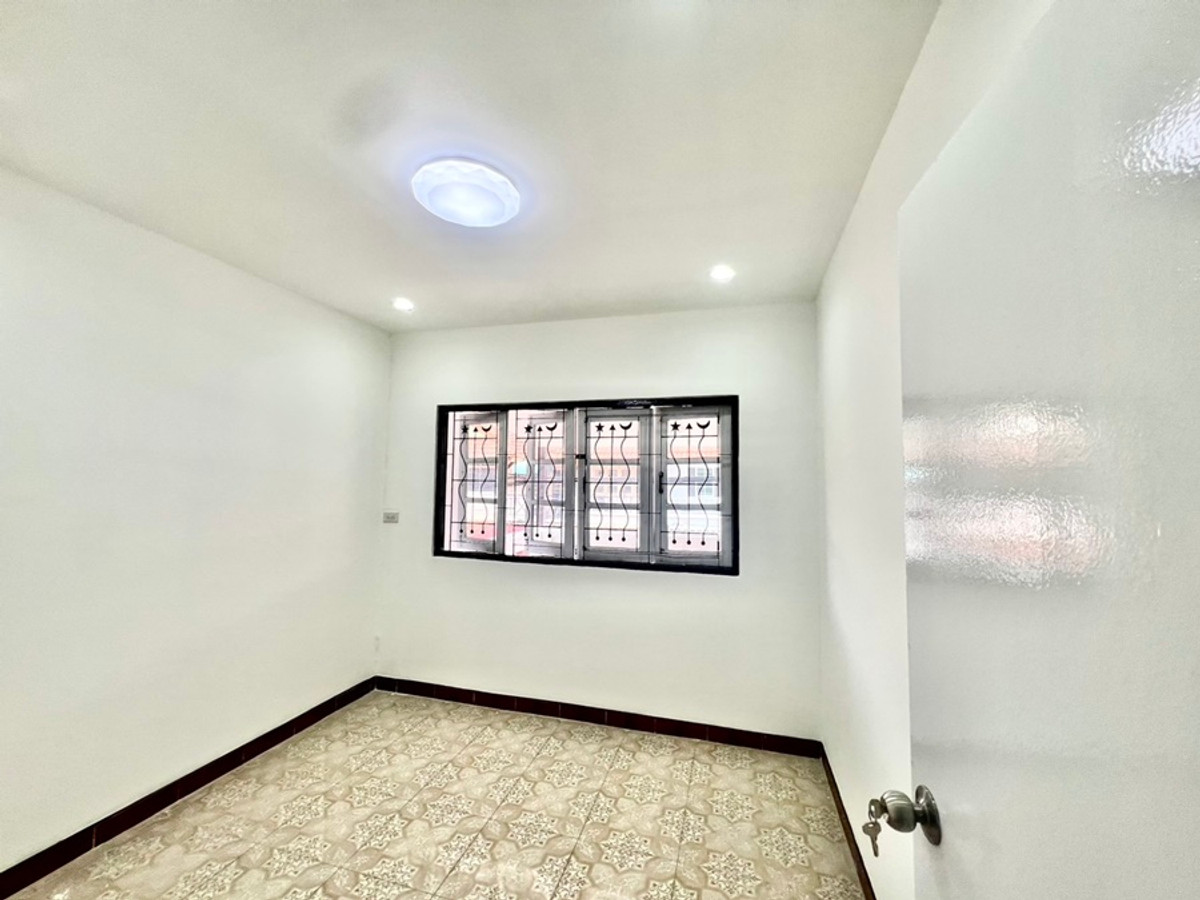 ขายทาวน์โฮมปทุมธานี รังสิต ธรรมศาสตร์ : ขายทาวน์เฮ้าส์ห้องมุม 2 ชั้น พฤกษา 9 ซอย 4 รังสิต-คลอง 3 ขนาด 27.4 ตรว. มี 3 ห้องนอน 2 ห้องน้ำ  ต่อเติมเต็ม ห้องครัว ที่จอดรถ ราคา  1,590,000.-  สินเชื่อฟรี  สนใจติดต่อ 085-550-1599