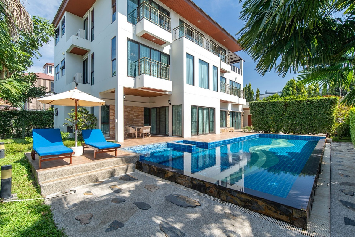For RentHouseLadkrabang, Suwannaphum Airport : House pool villa at bangkok 
 6 beds 6 baths 
 Land:200sqw 
 House: 650sqm 
 2 maidrooms