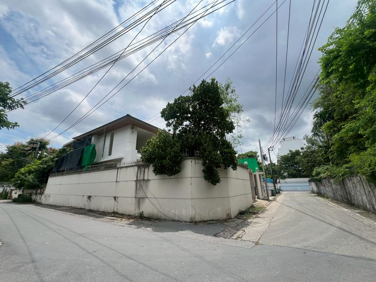 For SaleHouseOnnut, Udomsuk : 💙💛Luxury single house, prime location 📍Pridi Banomyong 42 ✨❤️There is a downstairs bedroom for the elderly.