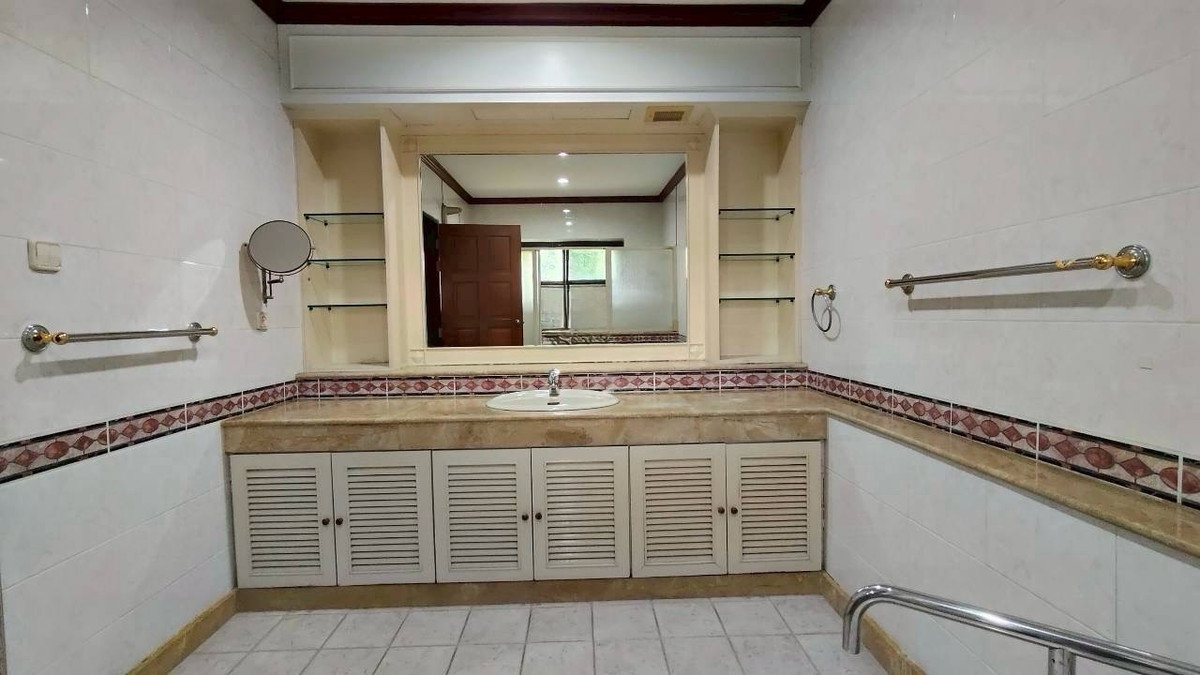 ให้เช่าบ้านพัฒนาการ ศรีนครินทร์ : 🏡 ให้เช่าบ้านเดี่ยวหลังใหญ่ – ซอยกรุงเทพกรีฑา 8เหมาะสำหรับพักอาศัยหรือทำ โฮมออฟฟิศบนพื้นที่ใหญ่ถึง 1 ไร่ พื้นที่ใช้สอยกว้างขวาง