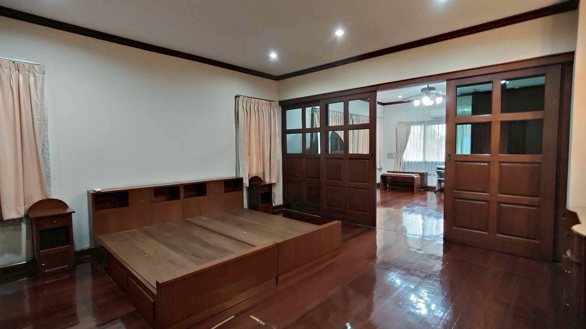 ให้เช่าบ้านพัฒนาการ ศรีนครินทร์ : 🏡 ให้เช่าบ้านเดี่ยวหลังใหญ่ – ซอยกรุงเทพกรีฑา 8เหมาะสำหรับพักอาศัยหรือทำ โฮมออฟฟิศบนพื้นที่ใหญ่ถึง 1 ไร่ พื้นที่ใช้สอยกว้างขวาง