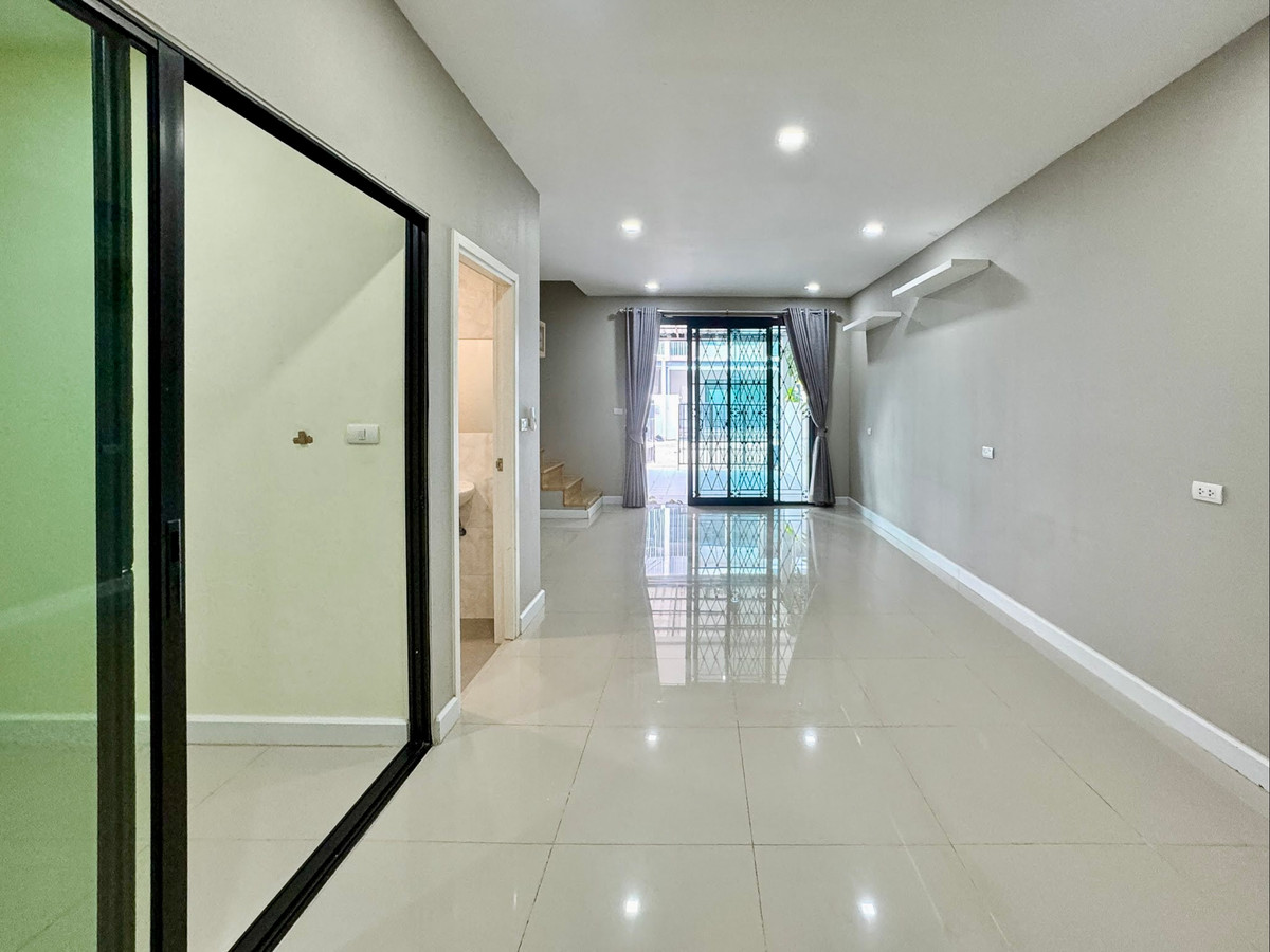 For SaleTownhomeNawamin, Ramindra : For Sale: Modern 3-Storey Townhome | Fully Extended, Like-New Condition | 4 Bedrooms | Prime Location Near Expressway