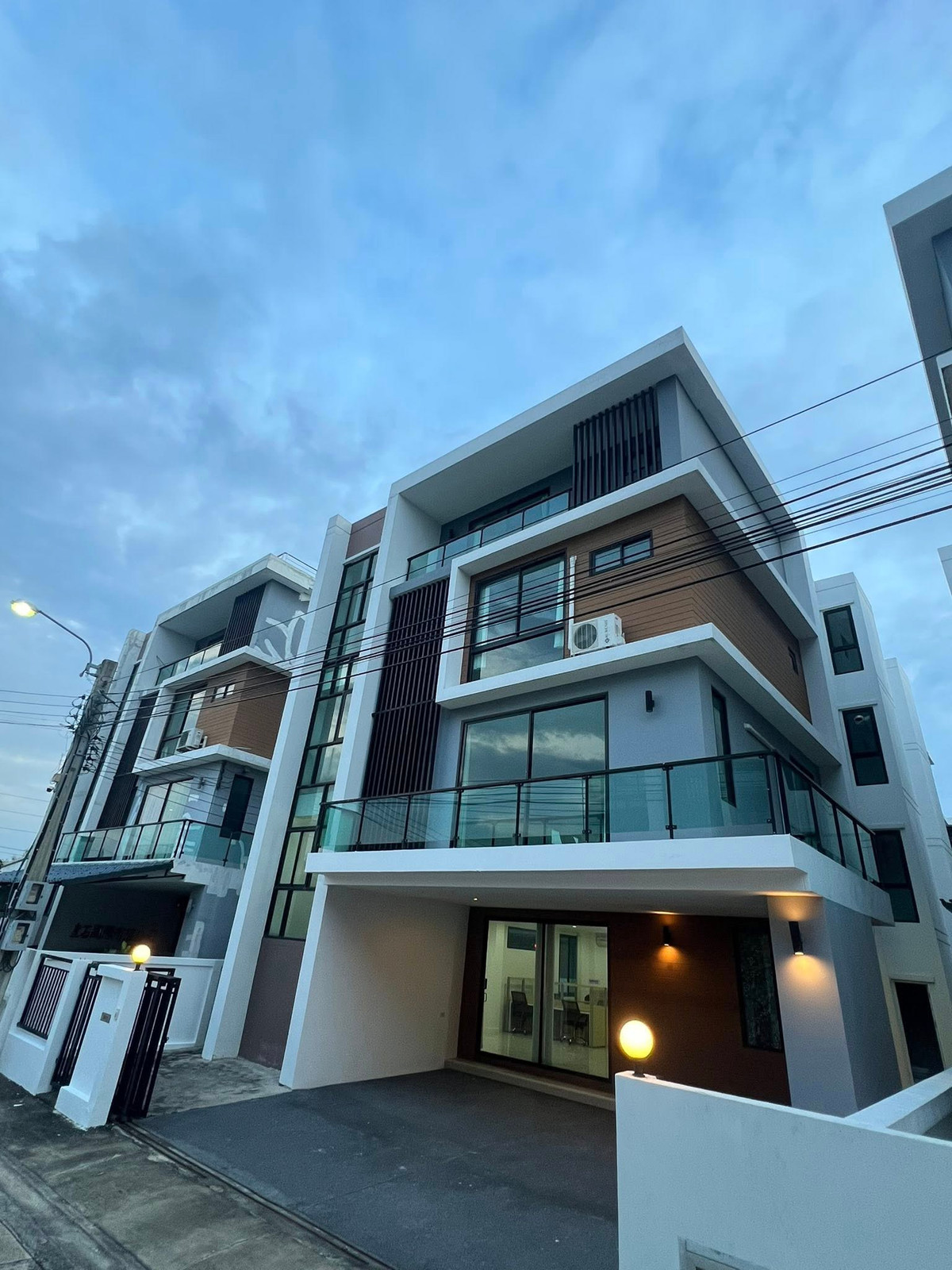 For RentHome OfficeSamut Prakan,Samrong : HR3016 Home office for rent, 3 floors, King Kaew area, near Suvarnabhumi Airport. Convenient location to travel Suitable for an office