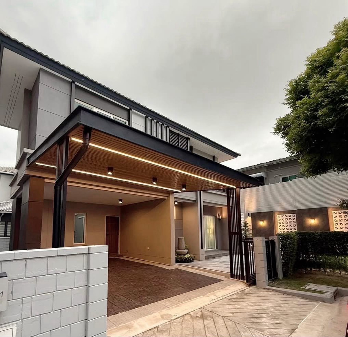 For SaleHouseNawamin, Ramindra : 📢👇 Corner single house, fully renovated and ready to move in!
Great location with easy access to main roads and the city center. Close to BTS and ideal for families looking for both comfort and tranquility.
