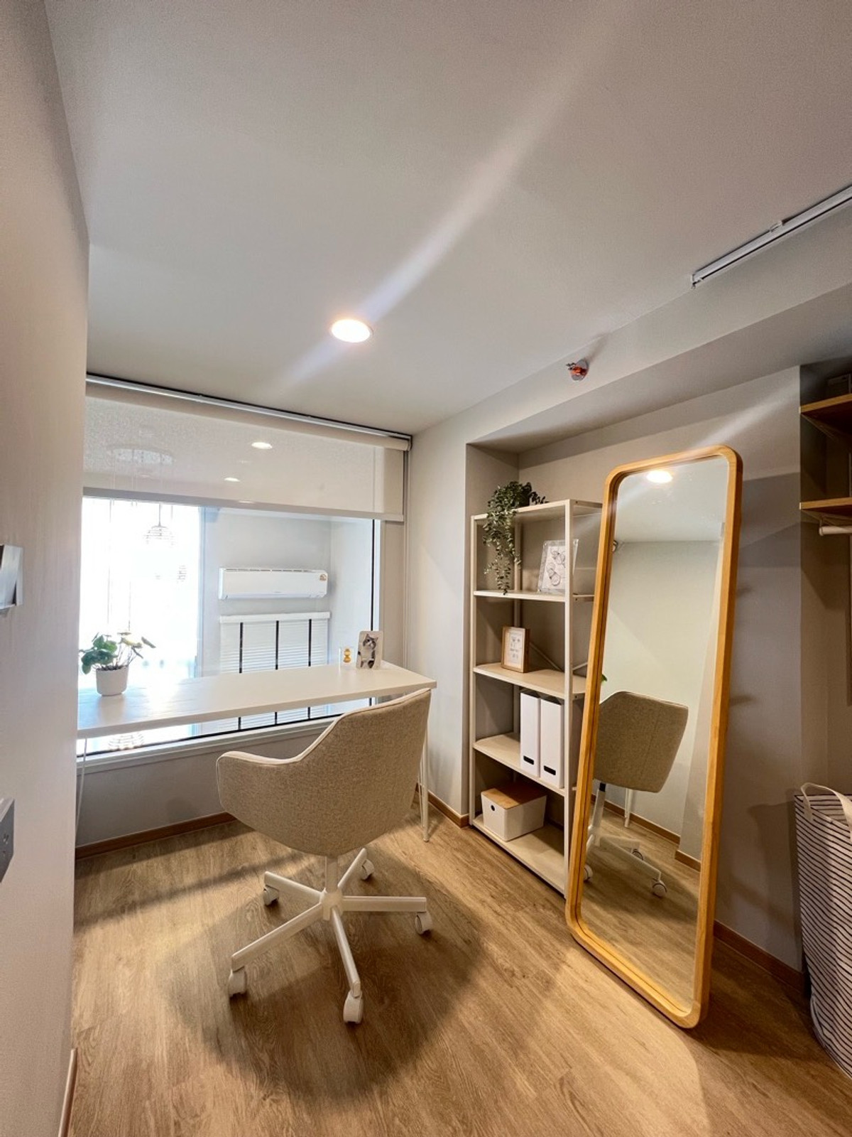 For RentCondoSiam Paragon ,Chulalongkorn,Samyan : Condo near Chula, 1 bedroom, 38 sq m., high floor, fully furnished, ready to move in, Culture Chula, near MRT Samyan 350 m., opposite the Thai Red Cross Statue. Make an appointment to see the actual room. Call 062-339-3663