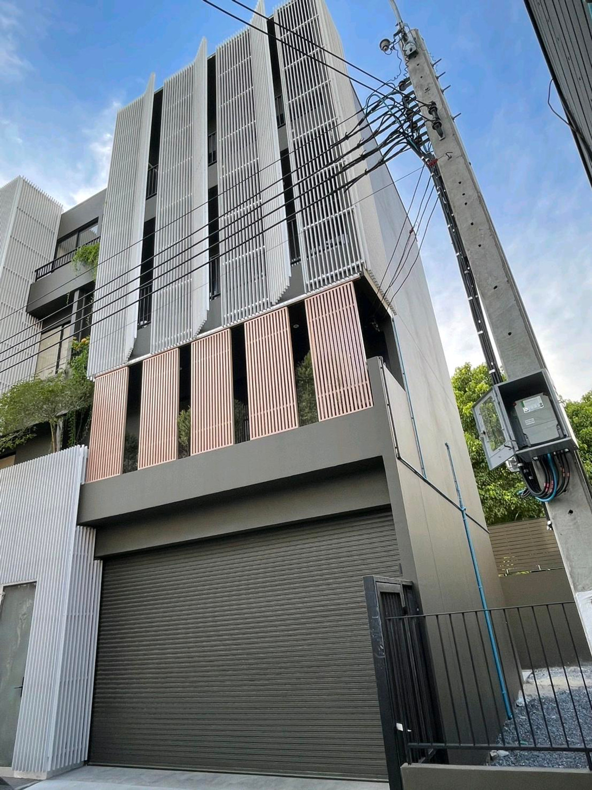 ขายทาวน์โฮมราษฎร์บูรณะ สุขสวัสดิ์ : 🔴 ด่วน! หลุดมา 1 หลัง ถนนเมน พร้อมลิฟต์ส่วนตัว! 🔴
📍 Nue Hybe สุขสวัสดิ์ ทำเลทอง ติดรถไฟฟ้า & ทางด่วน

📢 ขายด่วน! ทาวน์โฮมลักชูรี พร้อมลิฟต์ส่วนตัว ติดทางด่วน + รถไฟฟ้า 🚄 Nue Hybe สุขสวัสดิ์