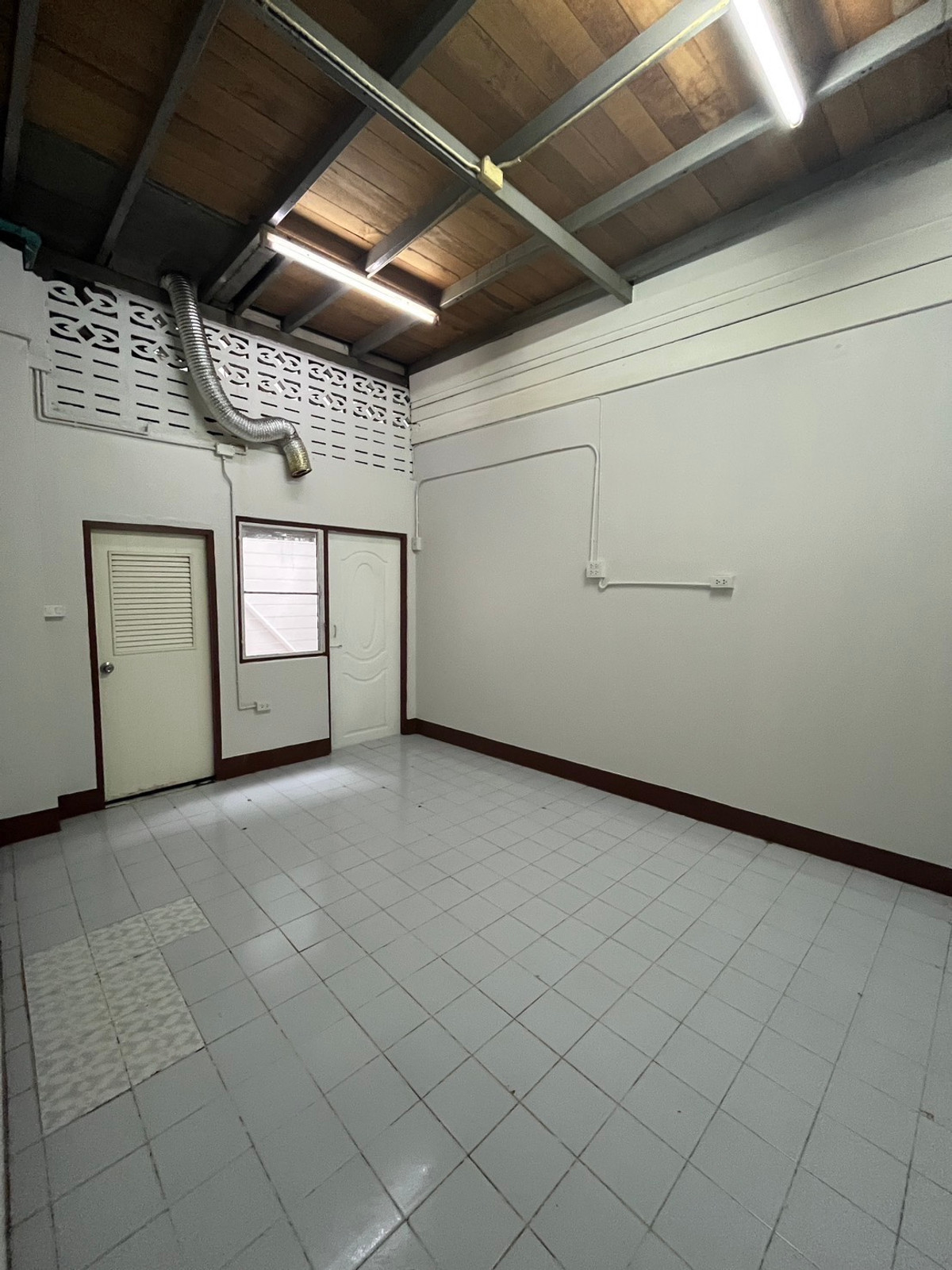 ให้เช่าอาคารพาณิชย์ปิ่นเกล้า จรัญสนิทวงศ์ : ให้เช่าพื้นที่ตึกแถวชั้น1  มีmrt ไฟฉายอยู่ข้างหน้า เหมาะทำร้านสะดวกซัก/คาเฟ่