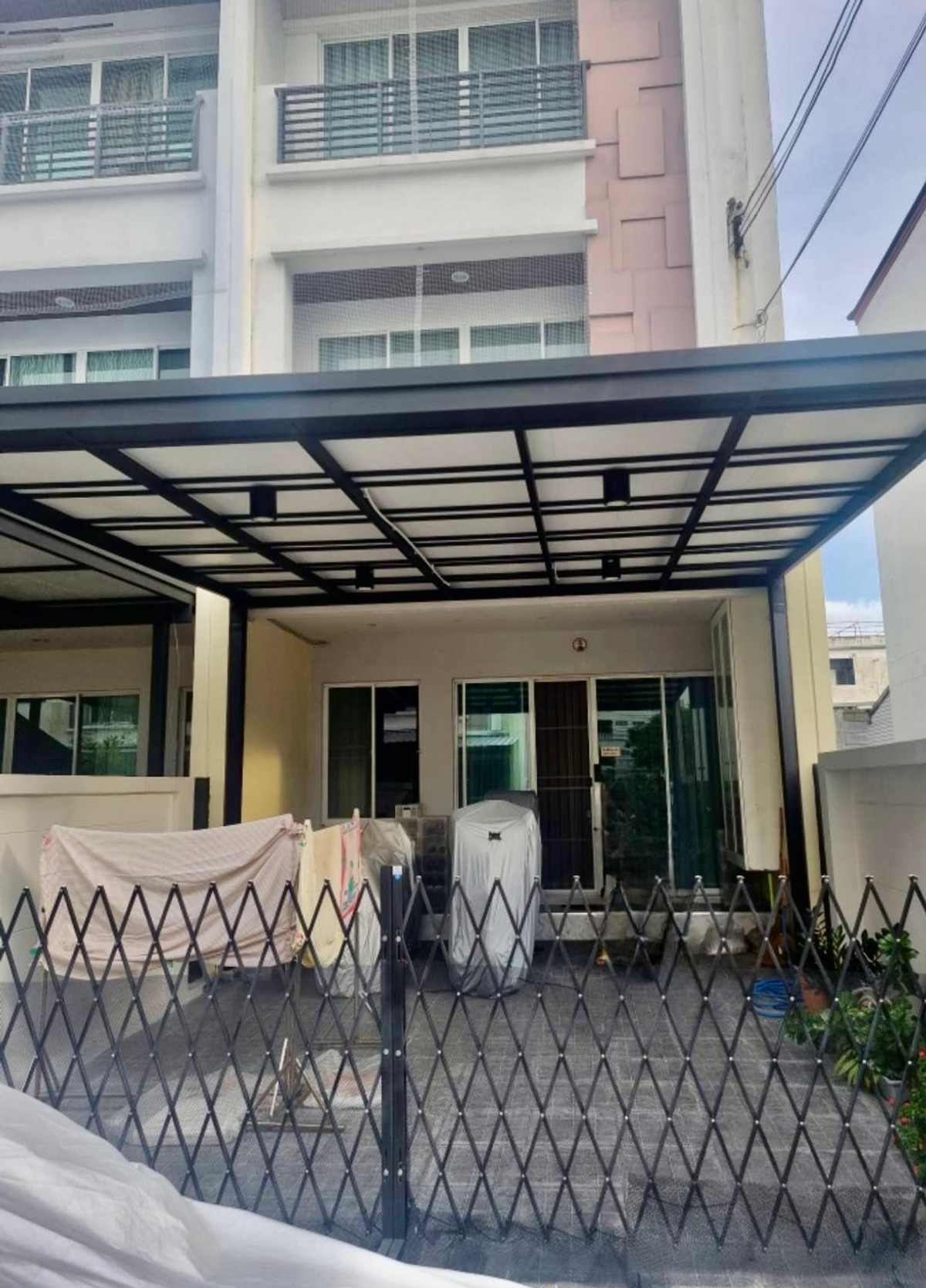 ขายทาวน์โฮมลาดพร้าว101 แฮปปี้แลนด์ : ขายด่วน ทาวน์โฮม 3 ชั้น หลังมุม Baan Klang Muang ลาดพร้าว 101 | ต่อเติมเต็มหลัง พร้อมอยู่ | ทำเลทองเชื่อมหลายเส้นทาง