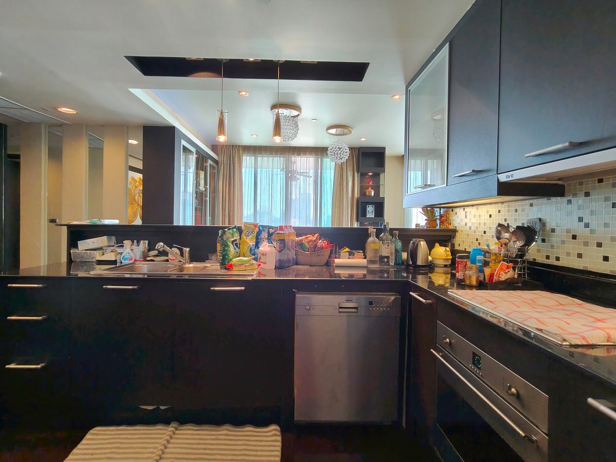 ขายคอนโดวิทยุ ชิดลม หลังสวน : Pet-Friendly 3-Bedroom Condo for Sale at Manhattan Chidlom