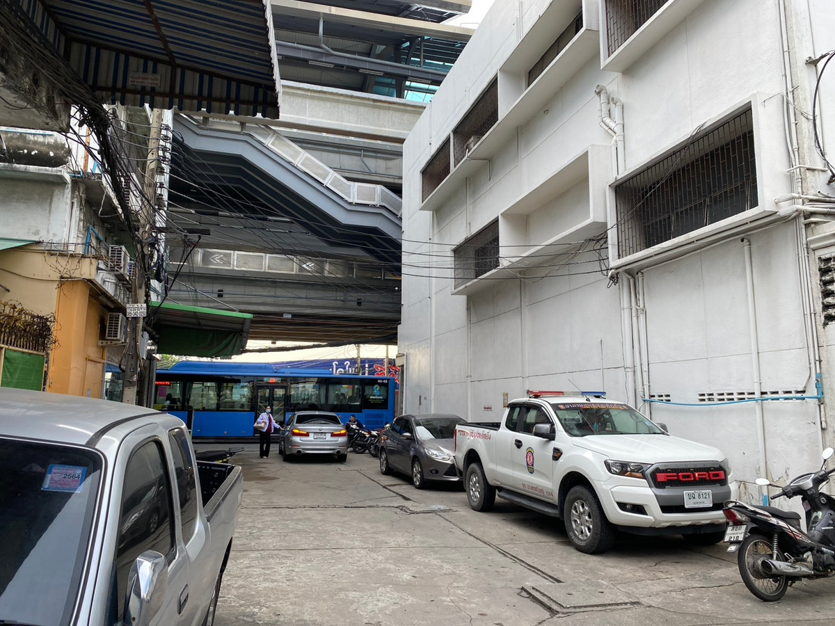 For RentShop HousePinklao, Charansanitwong : Space for rent in a shophouse on the 1st floor with MRT flashlight in front. Suitable for a convenience store/cafe.